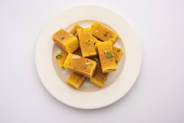 Mysore Pak, hindistancevizi tatlısı. Kökeni Mysuru şehrinden geliyor.