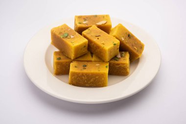Mysore Pak, hindistancevizi tatlısı. Kökeni Mysuru şehrinden geliyor.