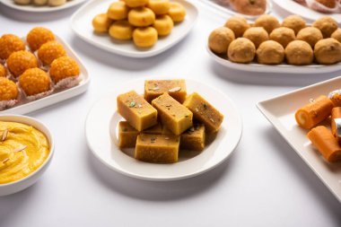 Mysore Pak, hindistancevizi tatlısı. Kökeni Mysuru şehrinden geliyor.
