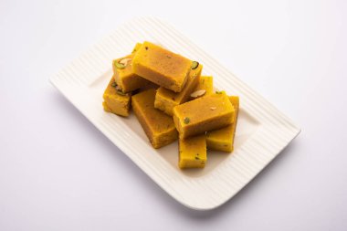 Mysore Pak, hindistancevizi tatlısı. Kökeni Mysuru şehrinden geliyor.