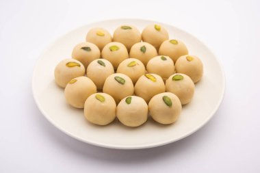 Malai Peda ya da beyaz pera, Kuzey Hindistan 'da bulunan tatlı Mithai veya lezzetli bir kakule, süt, şeker ve kakule karışımıdır.