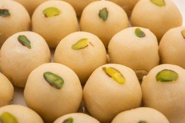 Malai Peda ya da beyaz pera, Kuzey Hindistan 'da bulunan tatlı Mithai veya lezzetli bir kakule, süt, şeker ve kakule karışımıdır.