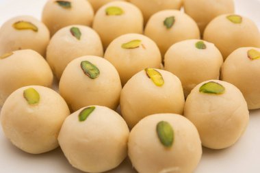Malai Peda ya da beyaz pera, Kuzey Hindistan 'da bulunan tatlı Mithai veya lezzetli bir kakule, süt, şeker ve kakule karışımıdır.