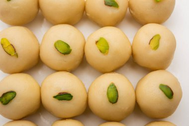 Malai Peda ya da beyaz pera, Kuzey Hindistan 'da bulunan tatlı Mithai veya lezzetli bir kakule, süt, şeker ve kakule karışımıdır.