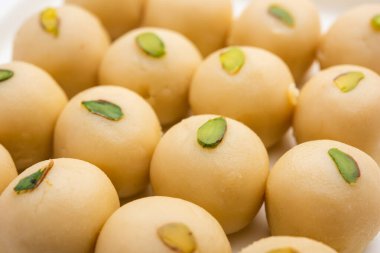 Malai Peda ya da beyaz pera, Kuzey Hindistan 'da bulunan tatlı Mithai veya lezzetli bir kakule, süt, şeker ve kakule karışımıdır.