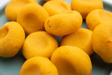 Kesar Pedha ya da Peda, Hindistan 'da geleneksel olarak yapılan süt, khoya ve safrandan yapılan tatlı bir yemektir.