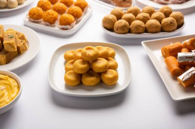 Kesar Pedha ya da Peda, Hindistan 'da geleneksel olarak yapılan süt, khoya ve safrandan yapılan tatlı bir yemektir.