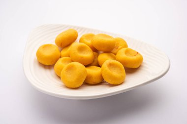 Kesar Pedha ya da Peda, Hindistan 'da geleneksel olarak yapılan süt, khoya ve safrandan yapılan tatlı bir yemektir.