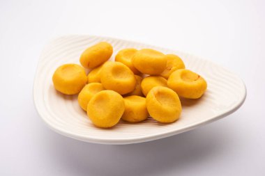 Kesar Pedha ya da Peda, Hindistan 'da geleneksel olarak yapılan süt, khoya ve safrandan yapılan tatlı bir yemektir.