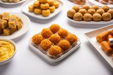 Hindistan tatlısı motichoor laddoo ya da Bundi laddu un çok küçük toplardan ya da boondisten yapılır top yapmadan önce bol yağda kızartılmış ve şeker şurubuna batırılmış.