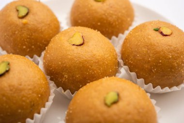 Besan ladoo, gram un, şeker ve kakule ile yapılan lezzetli tatlı toplardır.
