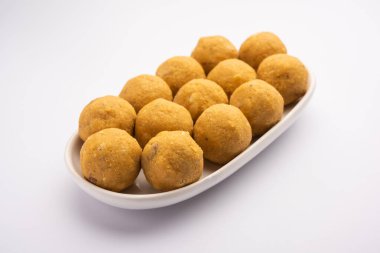 Besan ladoo, gram un, şeker ve kakule ile yapılan lezzetli tatlı toplardır.