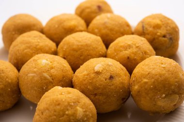 Besan ladoo, gram un, şeker ve kakule ile yapılan lezzetli tatlı toplardır.