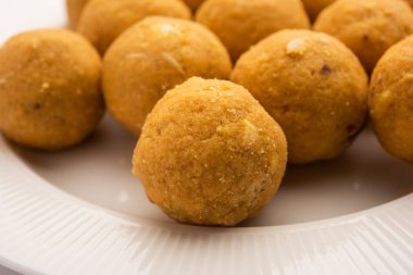 Besan ladoo, gram un, şeker ve kakule ile yapılan lezzetli tatlı toplardır.