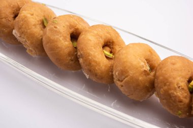 Balushahi bir tabak içinde servis Hindistan gelen geleneksel bir tatlı olduğunu