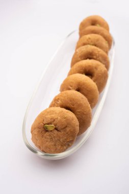 Balushahi bir tabak içinde servis Hindistan gelen geleneksel bir tatlı olduğunu