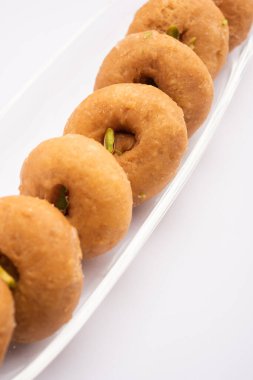 Balushahi bir tabak içinde servis Hindistan gelen geleneksel bir tatlı olduğunu