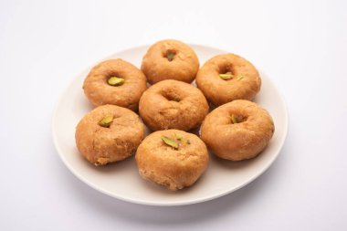 Balushahi bir tabak içinde servis Hindistan gelen geleneksel bir tatlı olduğunu