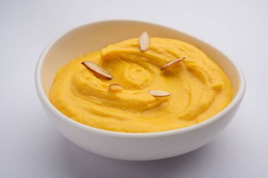 Amrakhand bir Alphonso aromalı yoğurt veya Shrikhand, Hindistan 'da kuru meyve ve safranla servis edilen popüler bir tatlıdır.