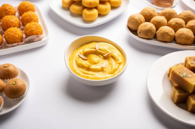 Amrakhand bir Alphonso aromalı yoğurt veya Shrikhand, Hindistan 'da kuru meyve ve safranla servis edilen popüler bir tatlıdır.