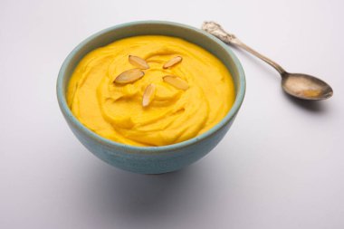 Amrakhand bir Alphonso aromalı yoğurt veya Shrikhand, Hindistan 'da kuru meyve ve safranla servis edilen popüler bir tatlıdır.
