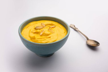 Amrakhand bir Alphonso aromalı yoğurt veya Shrikhand, Hindistan 'da kuru meyve ve safranla servis edilen popüler bir tatlıdır.