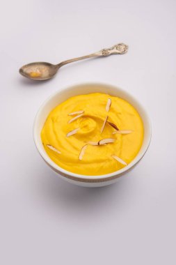 Amrakhand bir Alphonso aromalı yoğurt veya Shrikhand, Hindistan 'da kuru meyve ve safranla servis edilen popüler bir tatlıdır.