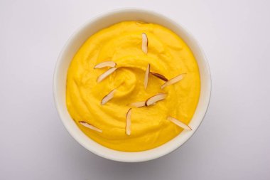 Amrakhand bir Alphonso aromalı yoğurt veya Shrikhand, Hindistan 'da kuru meyve ve safranla servis edilen popüler bir tatlıdır.