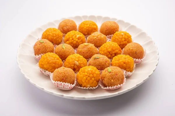 インドの甘いモチョールのラドゥやグラム粉で作られたブンディラドゥは ボールを作る前に深い揚げと砂糖シロップに浸した非常に小さなボールやボンズ — ストック写真