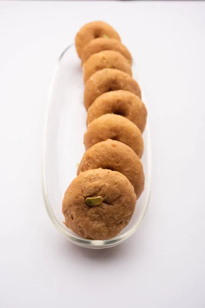 Balushahi 是一个传统的甜点从印度次大陆服务在盘子里 — 图库照片