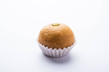 Besan ladoo, gram un, şeker ve kakule ile yapılan lezzetli tatlı toplardır.