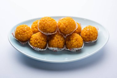 Hint tatlısı moticho ya da laddoo ya da Bundi laddu un 'dan yapılmış çok küçük toplar ya da boondi' ler top yapmadan önce bol yağda kızartılmış ve şeker şurubuna batırılmış.