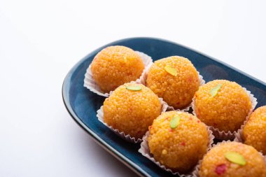 Hint tatlısı moticho ya da laddoo ya da Bundi laddu un 'dan yapılmış çok küçük toplar ya da boondi' ler top yapmadan önce bol yağda kızartılmış ve şeker şurubuna batırılmış.