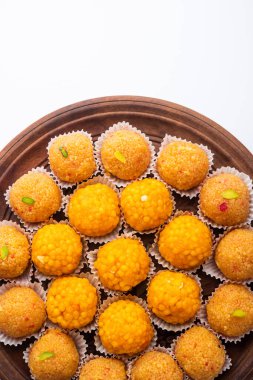Hint tatlısı moticho ya da laddoo ya da Bundi laddu un 'dan yapılmış çok küçük toplar ya da boondi' ler top yapmadan önce bol yağda kızartılmış ve şeker şurubuna batırılmış.