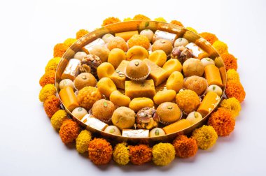 Hint tatlısı grubu ya da diya ile mithai.