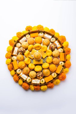 Hint tatlısı grubu ya da diya ile mithai.