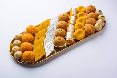 Hint tatlısı grubu ya da diya ile mithai.