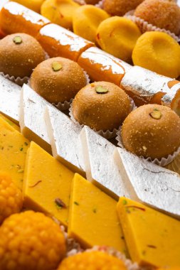 Hint tatlısı grubu ya da diya ile mithai.