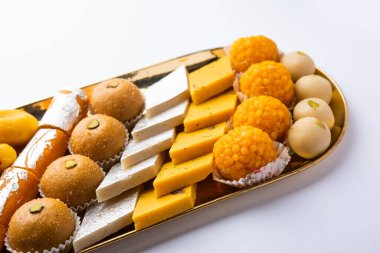 Hint tatlısı grubu ya da diya ile mithai.