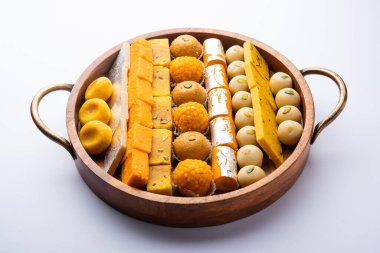 Hint tatlısı grubu ya da diya ile mithai.