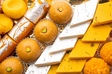 Hint tatlısı grubu ya da diya ile mithai.