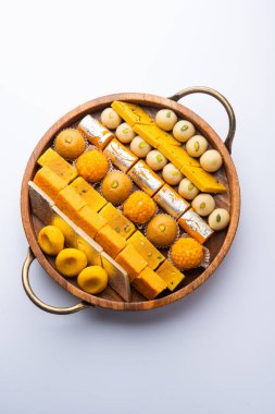 Hint tatlısı grubu ya da diya ile mithai.