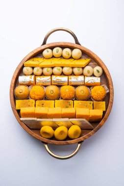 Hint tatlısı grubu ya da diya ile mithai.