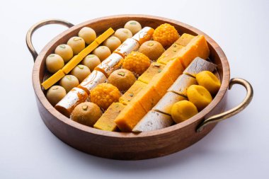 Hint tatlısı grubu ya da diya ile mithai.