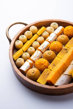 Hint tatlısı grubu ya da diya ile mithai.