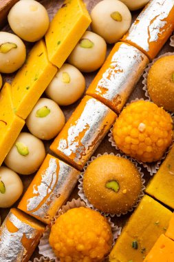 Hint tatlısı grubu ya da diya ile mithai.