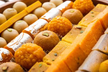 Hint tatlısı grubu ya da diya ile mithai.