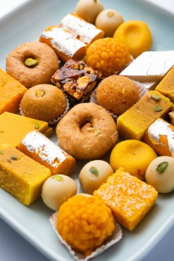 Hint tatlısı grubu ya da diya ile mithai.