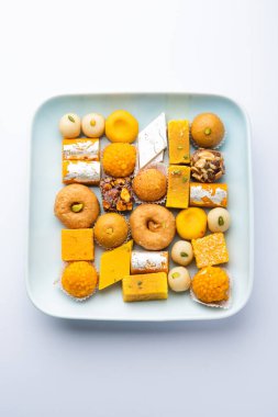 Hint tatlısı grubu ya da diya ile mithai.