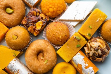 Hint tatlısı grubu ya da diya ile mithai.